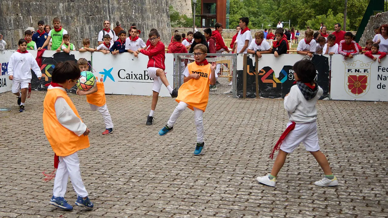 Kirolari Sport kids, el espacio deportivo y recreativo infantil en colaboración con las federaciones deportivas en el parque de la Medialuna durante las fiestas de San Fermín 2025. IÑIGO ALZUGARAY