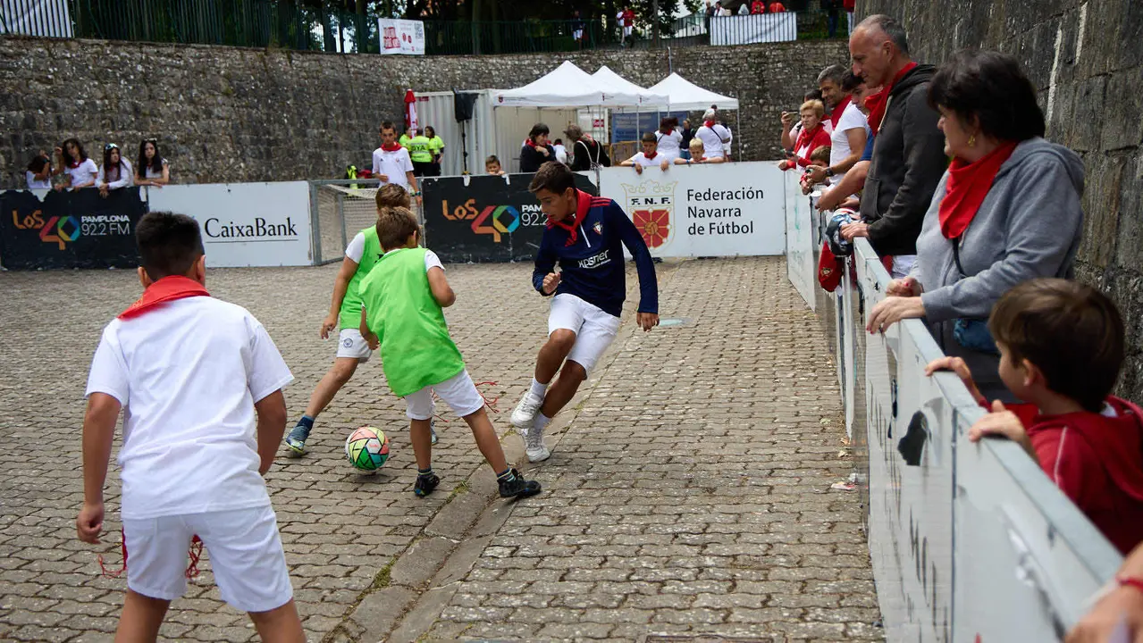 Kirolari Sport kids, el espacio deportivo y recreativo infantil en colaboración con las federaciones deportivas en el parque de la Medialuna durante las fiestas de San Fermín 2025. IÑIGO ALZUGARAY