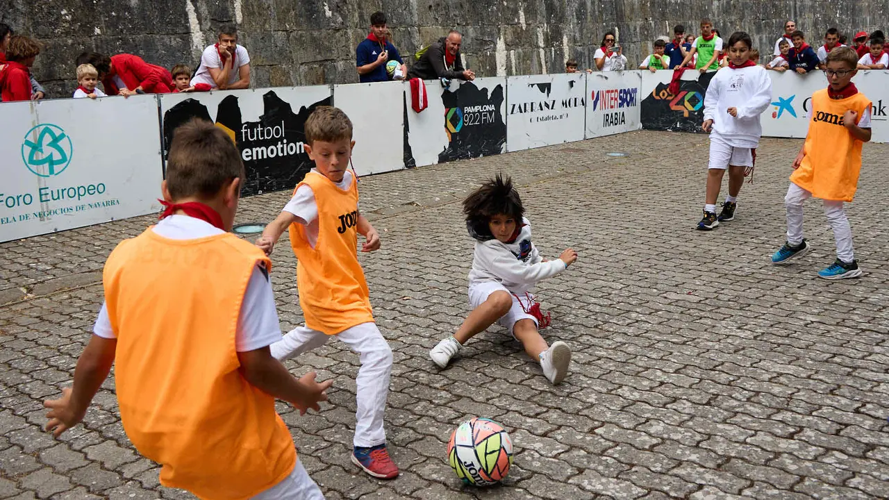 Kirolari Sport kids, el espacio deportivo y recreativo infantil en colaboración con las federaciones deportivas en el parque de la Medialuna durante las fiestas de San Fermín 2025. IÑIGO ALZUGARAY