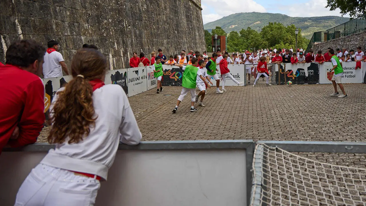 Kirolari Sport kids, el espacio deportivo y recreativo infantil en colaboración con las federaciones deportivas en el parque de la Medialuna durante las fiestas de San Fermín 2025. IÑIGO ALZUGARAY