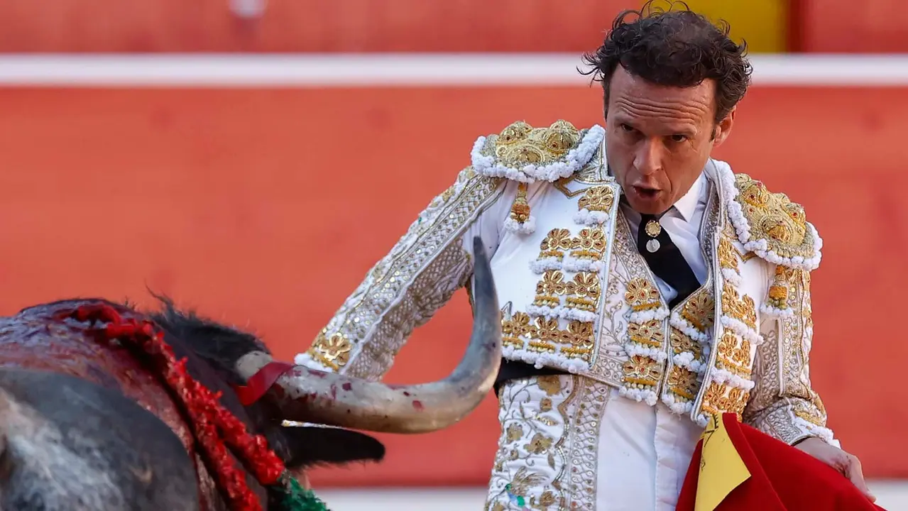 El torero Antonio Ferrera durante la lidia a su primero de la tarde en la tercera de abono de la Feria de Toro de los Sanfermines 2025 con toros de la ganadería gaditana de Cebada Gago y en la que comparte cartel con los diestros Pepe Moral y Román. EFE/ Villar López