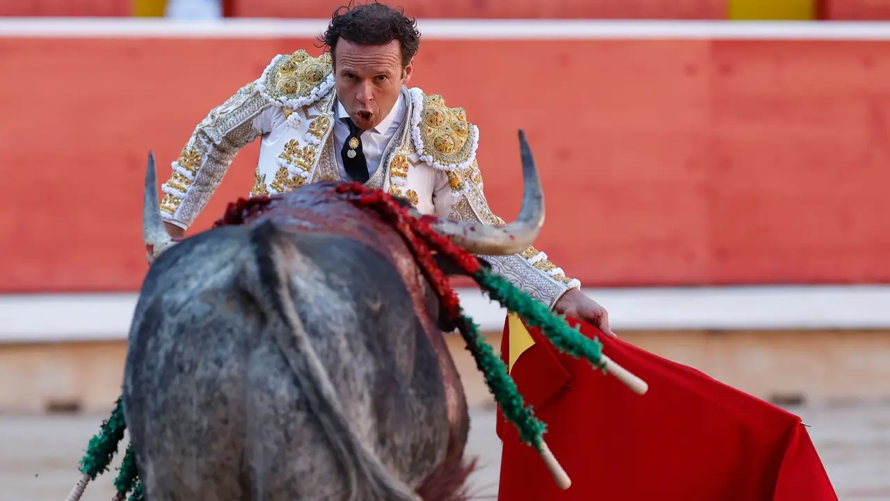 El torero Antonio Ferrera durante la lidia a su primero de la tarde en la tercera de abono de la Feria de Toro de los Sanfermines 2025 con toros de la ganadería gaditana de Cebada Gago y en la que comparte cartel con los diestros Pepe Moral y Román. EFE/ Villar López