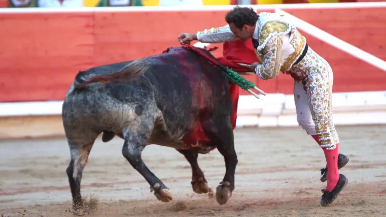 El torero Antonio Ferrera durante la lidia a su primero de la tarde en la tercera de abono de la Feria de Toro de los Sanfermines 2025 con toros de la ganadería gaditana de Cebada Gago. IÑIGO ALZUGARAY