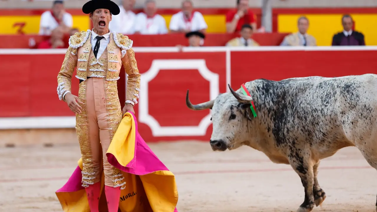 El torero Pepe Moral durante la lidia a su segundo de la tarde en la tercera de abono de la Feria de Toro de los Sanfermines 2025 con toros de la ganadería gaditana de Cebada Gago y en la que comparte cartel con los diestros Antonio Ferrera y Román. EFE/ Villar López