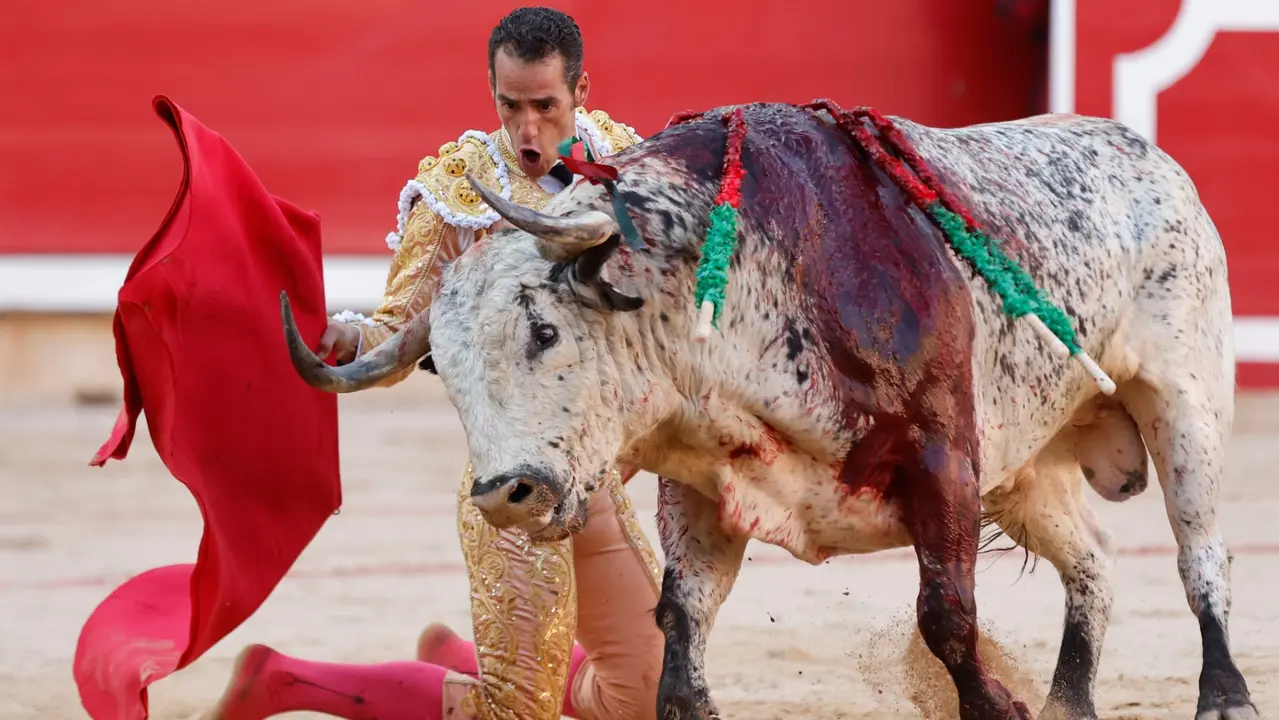 El torero Pepe Moral durante la lidia a su segundo de la tarde en la tercera de abono de la Feria de Toro de los Sanfermines 2025 con toros de la ganadería gaditana de Cebada Gago y en la que comparte cartel con los diestros Antonio Ferrera y Román. EFE/ Villar López