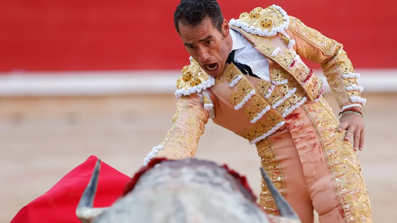 El torero Pepe Moral durante la lidia a su segundo de la tarde en la tercera de abono de la Feria de Toro de los Sanfermines 2025 con toros de la ganadería gaditana de Cebada Gago y en la que comparte cartel con los diestros Antonio Ferrera y Román. EFE/ Villar López