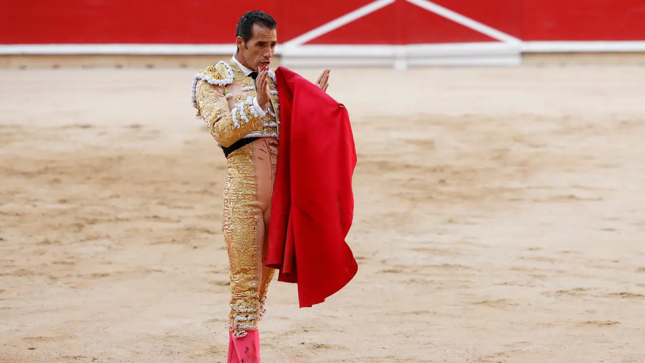 El torero Pepe Moral cortó una orja a su segundo de la tarde en la tercera de abono de la Feria de Toro de los Sanfermines 2025 con toros de la ganadería gaditana de Cebada Gago y en la que comparte cartel con los diestros Antonio Ferrera y Román. EFE/ Villar López