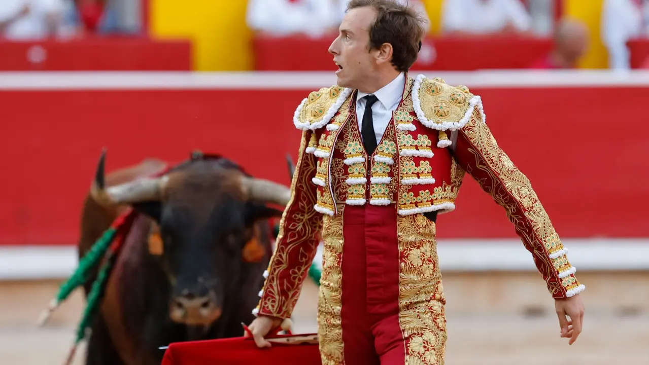 El torero Román durante la lidia a su segundo de la tarde en la tercera de abono de la Feria de Toro de los Sanfermines 2025 con toros de la ganadería gaditana de Cebada Gago y en la que comparte cartel con los diestros Antonio Ferrera y Pepe Moral. EFE/ Villar López