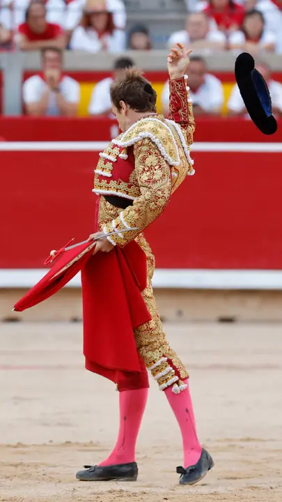 El torero Román antes de comenzar la lidia a su segundo de la tarde en la tercera de abono de la Feria de Toro de los Sanfermines 2025 con toros de la ganadería gaditana de Cebada Gago y en la que comparte cartel con los diestros Antonio Ferrera y Pepe Moral. EFE/ Villar López