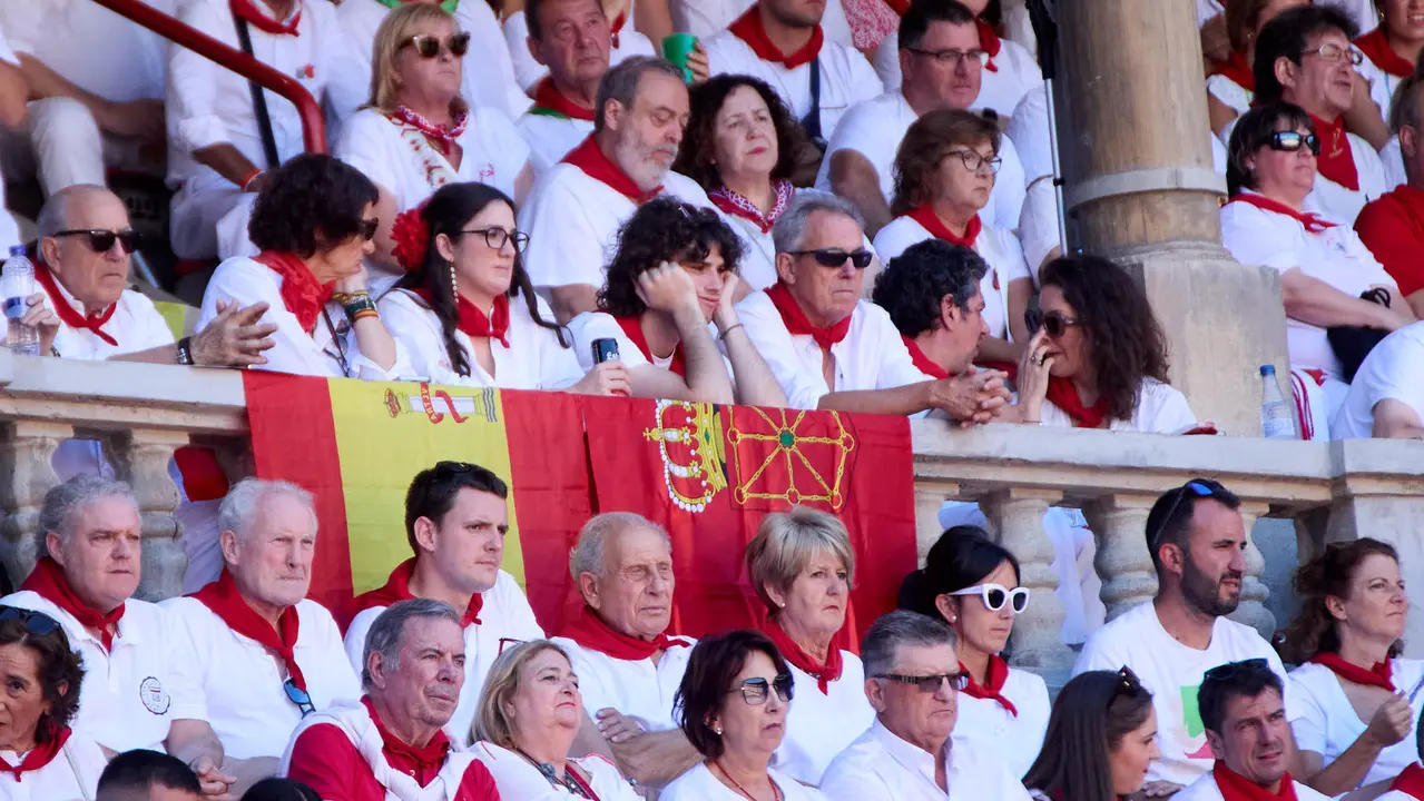 Los tendidos de la plaza de Toros de Pamplona durante la segunda corrida de la Feria del Toro de San Fermín 2025 con toros de Cebada Gago para Antonio Ferrera, Pepe Moral y Román. IÑIGO ALZUGARAY
