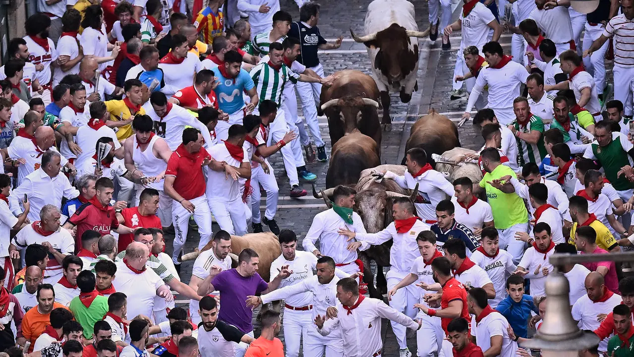 Tercer encierro de San Fermín 2025 con toros de Álvaro Núñez en el tramo de Telefónica. PABLO LASAOSA