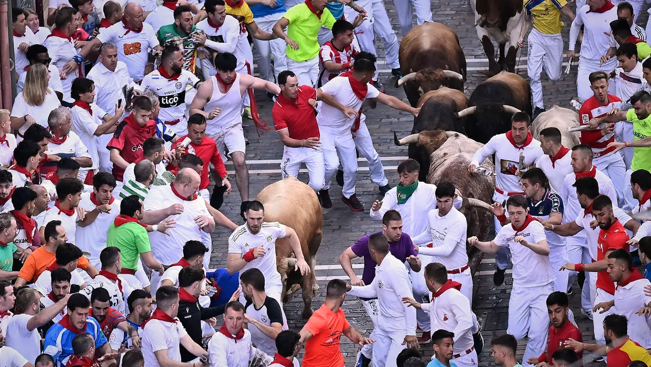 Tercer encierro de San Fermín 2025 con toros de Álvaro Núñez en el tramo de Telefónica. PABLO LASAOSA