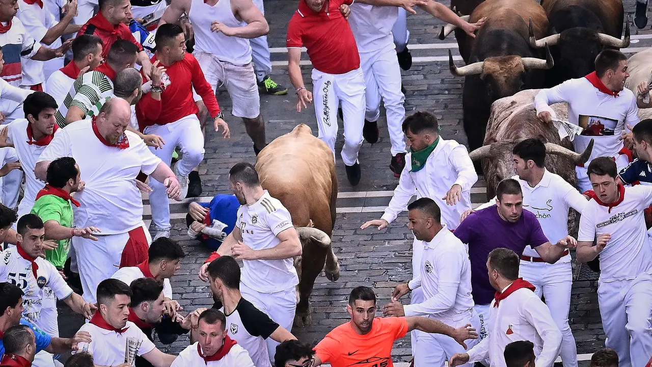 Tercer encierro de San Fermín 2025 con toros de Álvaro Núñez en el tramo de Telefónica. PABLO LASAOSA