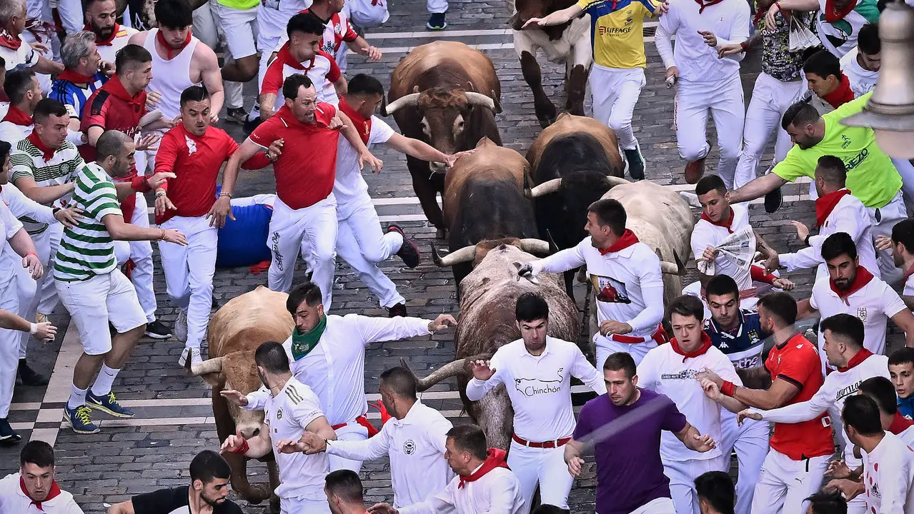 Tercer encierro de San Fermín 2025 con toros de Álvaro Núñez en el tramo de Telefónica. PABLO LASAOSA
