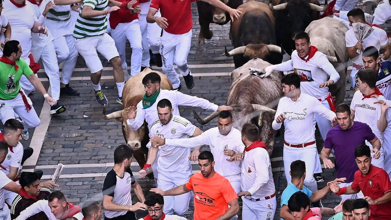 Tercer encierro de San Fermín 2025 con toros de Álvaro Núñez en el tramo de Telefónica. PABLO LASAOSA