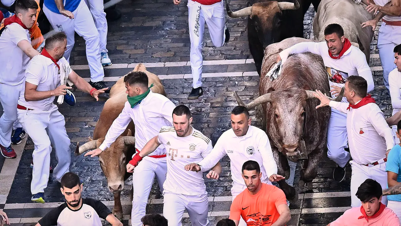 Tercer encierro de San Fermín 2025 con toros de Álvaro Núñez en el tramo de Telefónica. PABLO LASAOSA