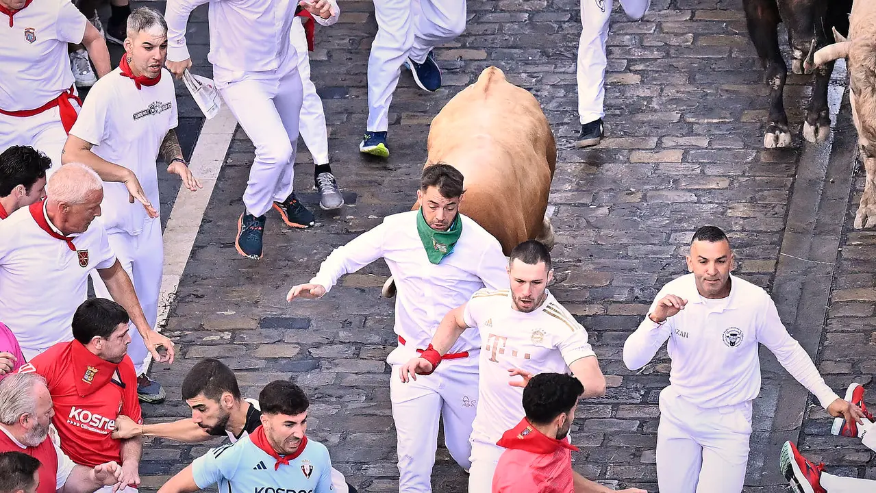 Tercer encierro de San Fermín 2025 con toros de Álvaro Núñez en el tramo de Telefónica. PABLO LASAOSA