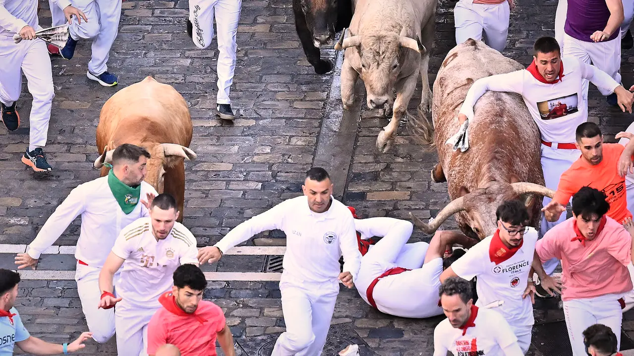 Tercer encierro de San Fermín 2025 con toros de Álvaro Núñez en el tramo de Telefónica. PABLO LASAOSA
