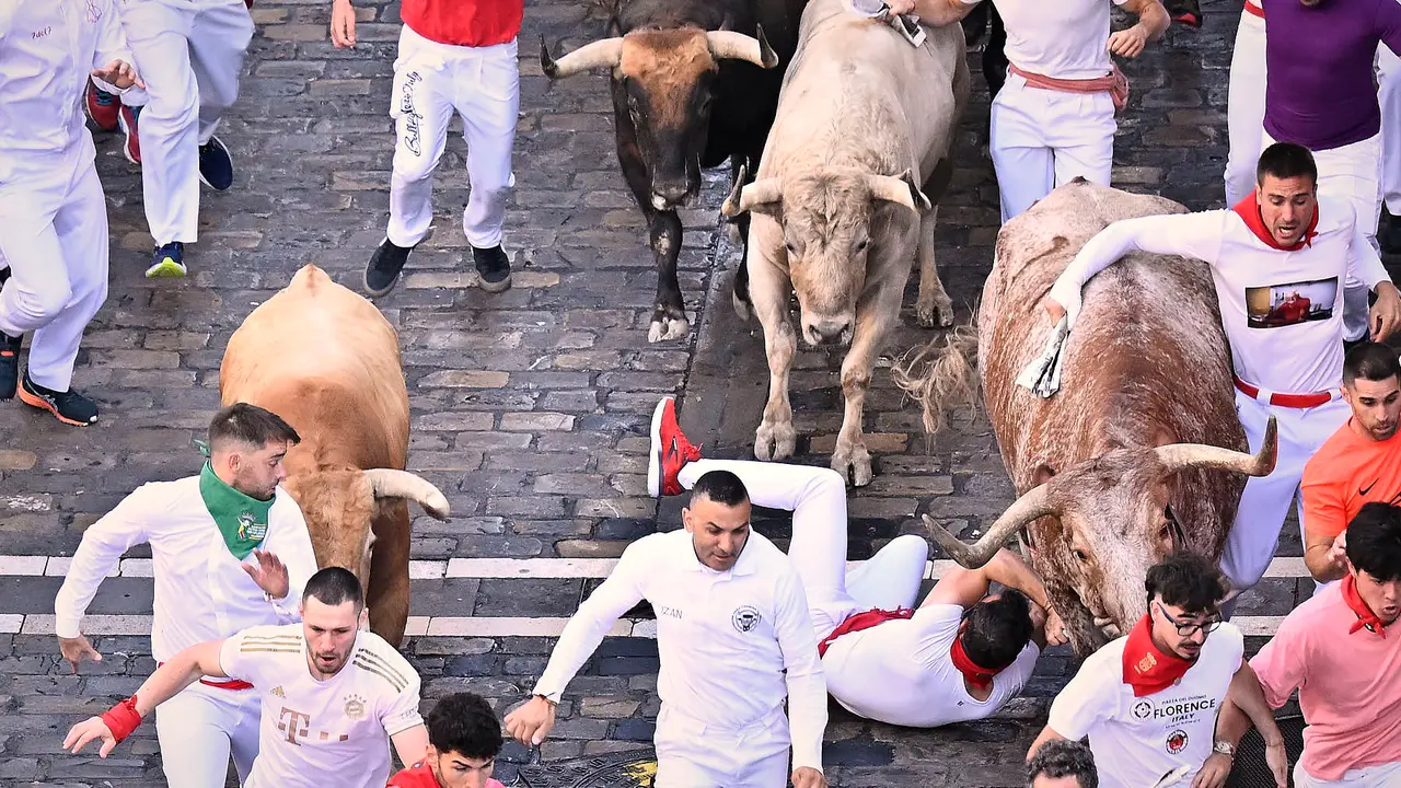 Tercer encierro de San Fermín 2025 con toros de Álvaro Núñez en el tramo de Telefónica. PABLO LASAOSA