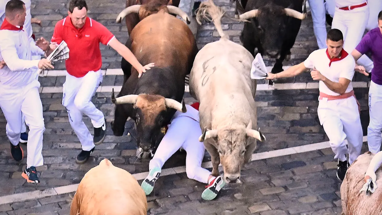 Tercer encierro de San Fermín 2025 con toros de Álvaro Núñez en el tramo de Telefónica. PABLO LASAOSA