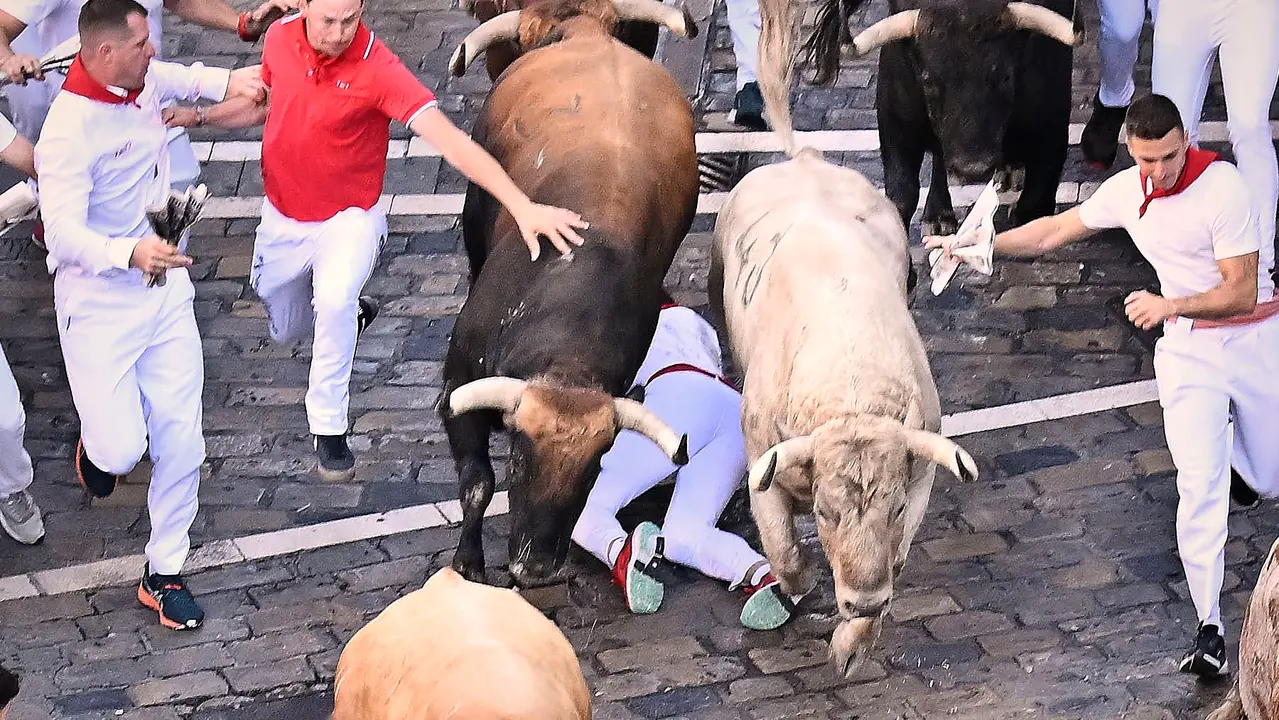 Tercer encierro de San Fermín 2025 con toros de Álvaro Núñez en el tramo de Telefónica. PABLO LASAOSA