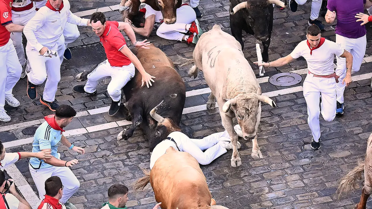 Tercer encierro de San Fermín 2025 con toros de Álvaro Núñez en el tramo de Telefónica. PABLO LASAOSA