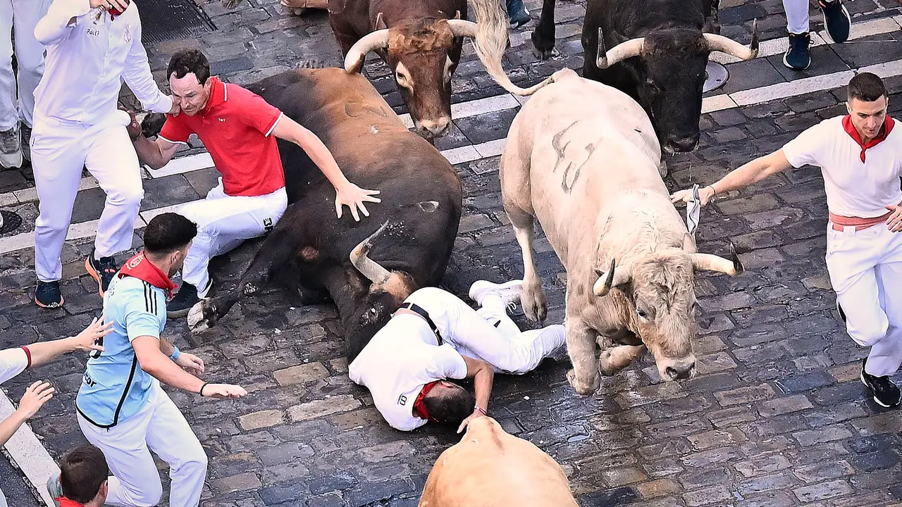 Tercer encierro de San Fermín 2025 con toros de Álvaro Núñez en el tramo de Telefónica. PABLO LASAOSA