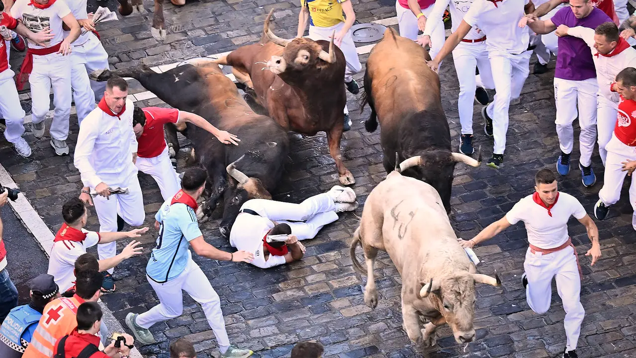 Tercer encierro de San Fermín 2025 con toros de Álvaro Núñez en el tramo de Telefónica. PABLO LASAOSA