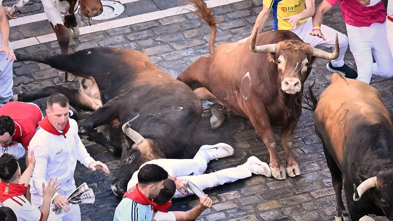 Tercer encierro de San Fermín 2025 con toros de Álvaro Núñez en el tramo de Telefónica. PABLO LASAOSA