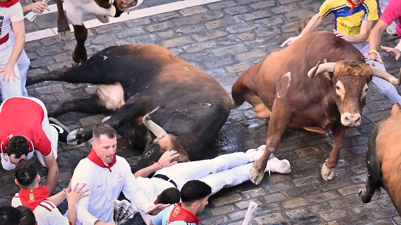 Tercer encierro de San Fermín 2025 con toros de Álvaro Núñez en el tramo de Telefónica. PABLO LASAOSA