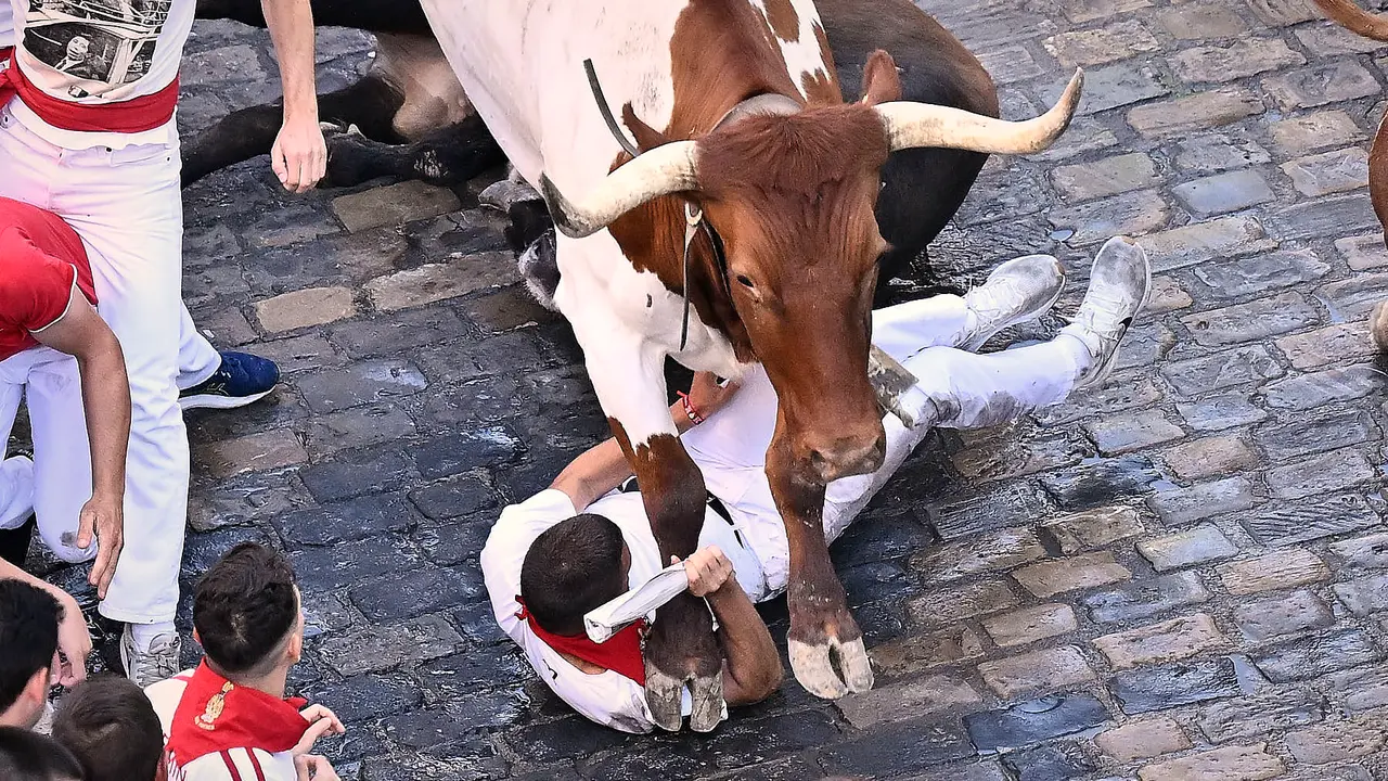 Tercer encierro de San Fermín 2025 con toros de Álvaro Núñez en el tramo de Telefónica. PABLO LASAOSA