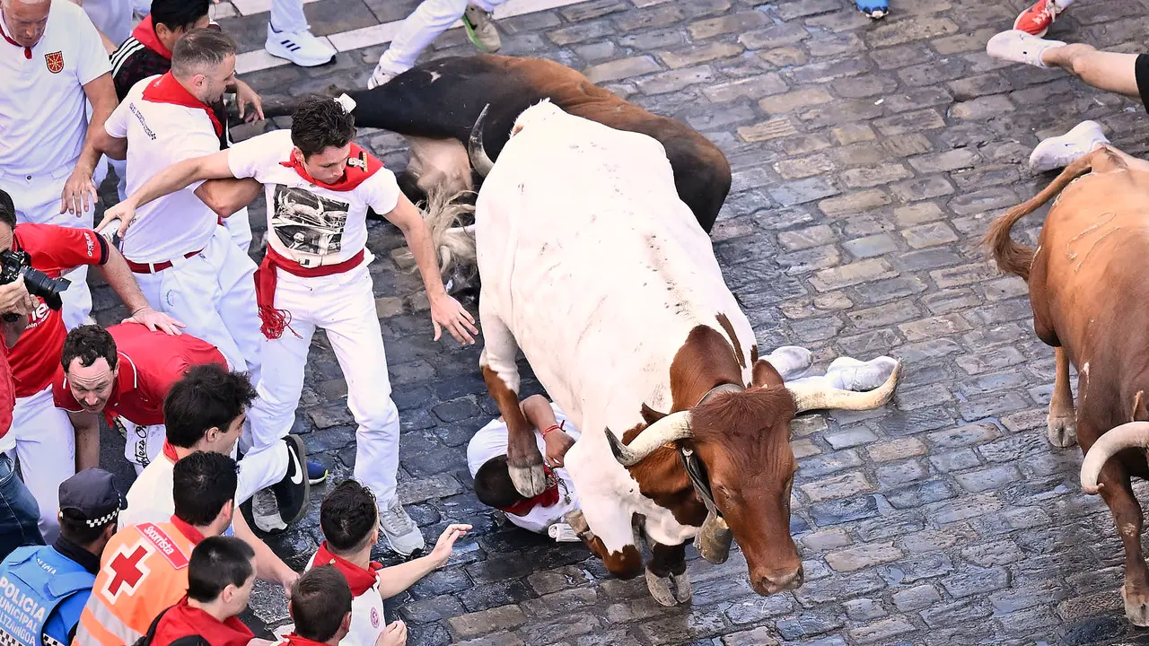 Tercer encierro de San Fermín 2025 con toros de Álvaro Núñez en el tramo de Telefónica. PABLO LASAOSA
