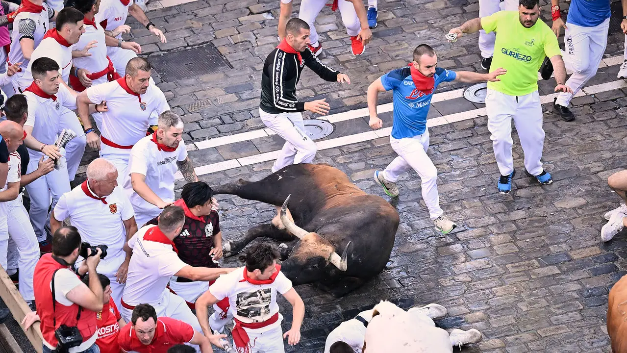 Tercer encierro de San Fermín 2025 con toros de Álvaro Núñez en el tramo de Telefónica. PABLO LASAOSA