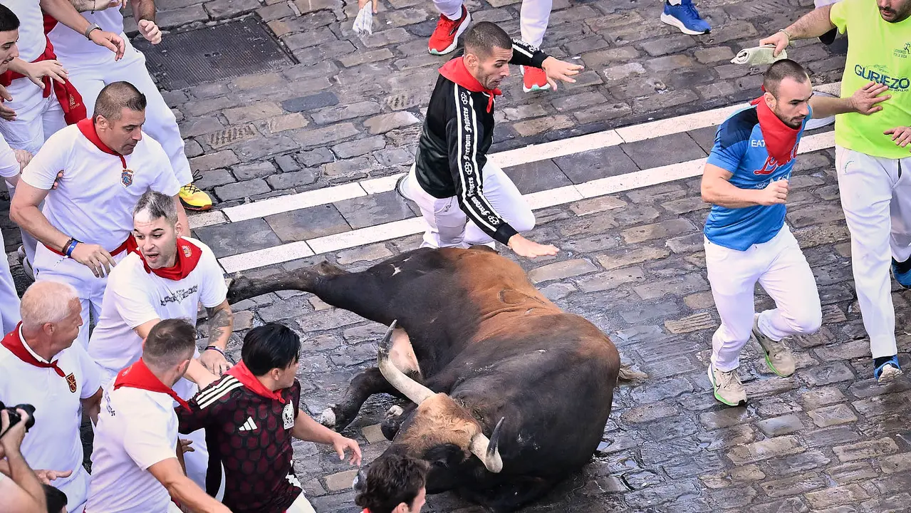 Tercer encierro de San Fermín 2025 con toros de Álvaro Núñez en el tramo de Telefónica. PABLO LASAOSA