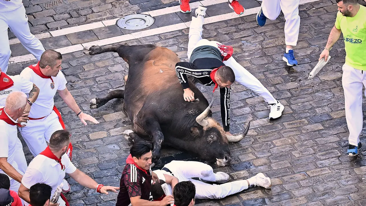 Tercer encierro de San Fermín 2025 con toros de Álvaro Núñez en el tramo de Telefónica. PABLO LASAOSA