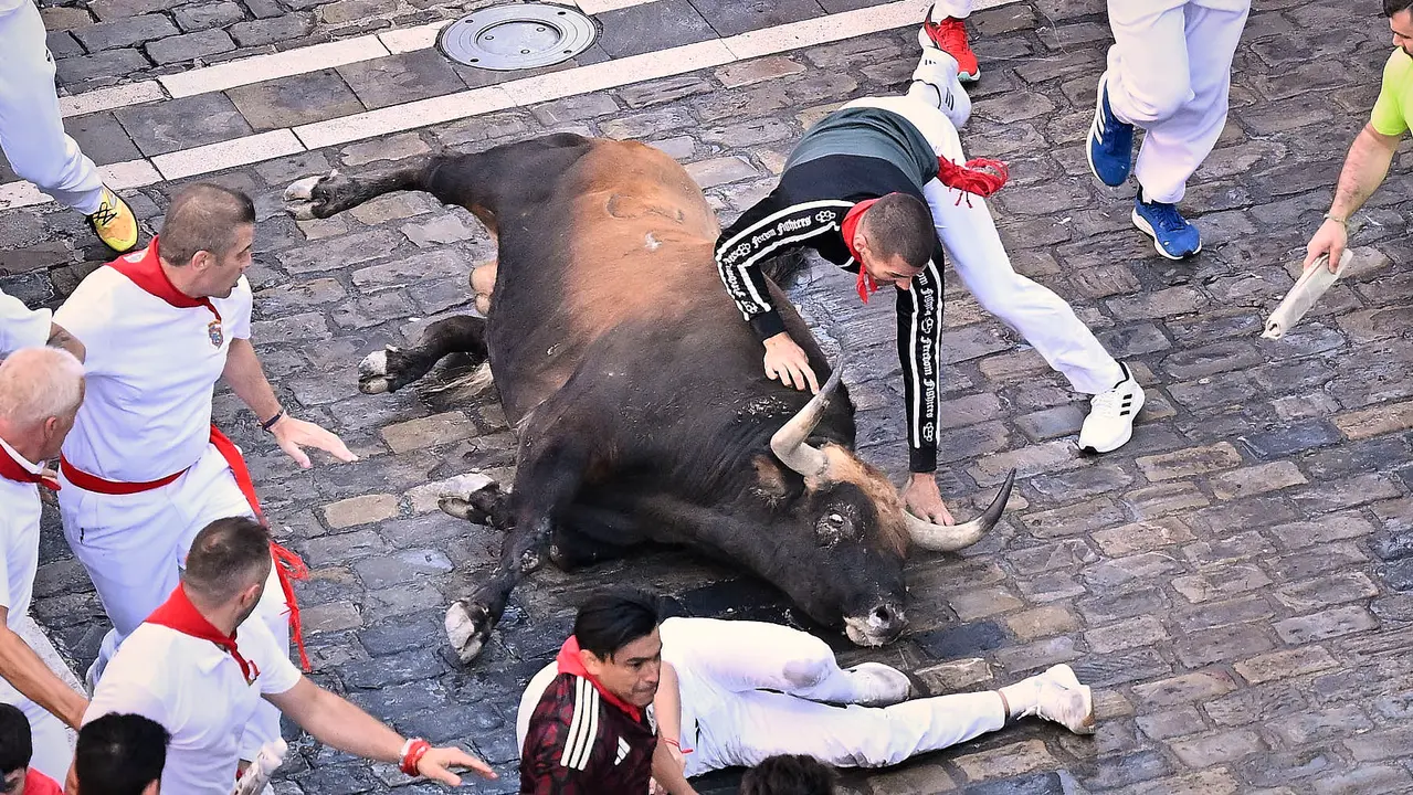 Tercer encierro de San Fermín 2025 con toros de Álvaro Núñez en el tramo de Telefónica. PABLO LASAOSA