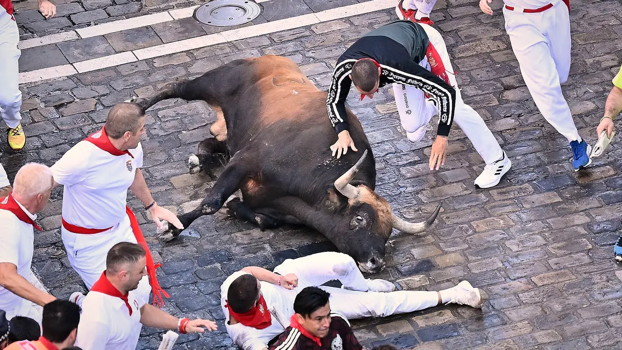 Tercer encierro de San Fermín 2025 con toros de Álvaro Núñez en el tramo de Telefónica. PABLO LASAOSA