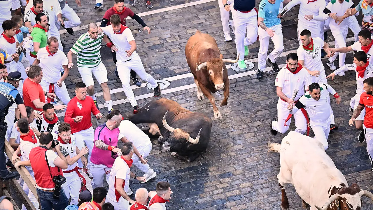 Tercer encierro de San Fermín 2025 con toros de Álvaro Núñez en el tramo de Telefónica. PABLO LASAOSA