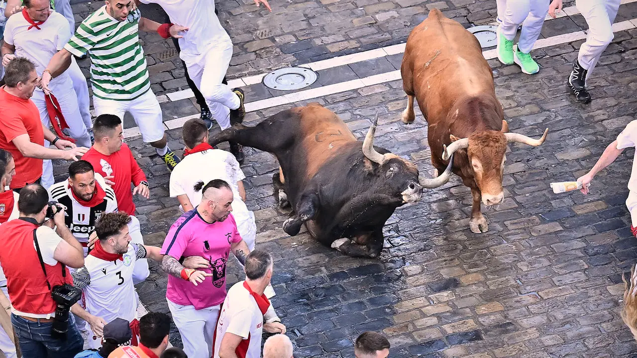 Tercer encierro de San Fermín 2025 con toros de Álvaro Núñez en el tramo de Telefónica. PABLO LASAOSA