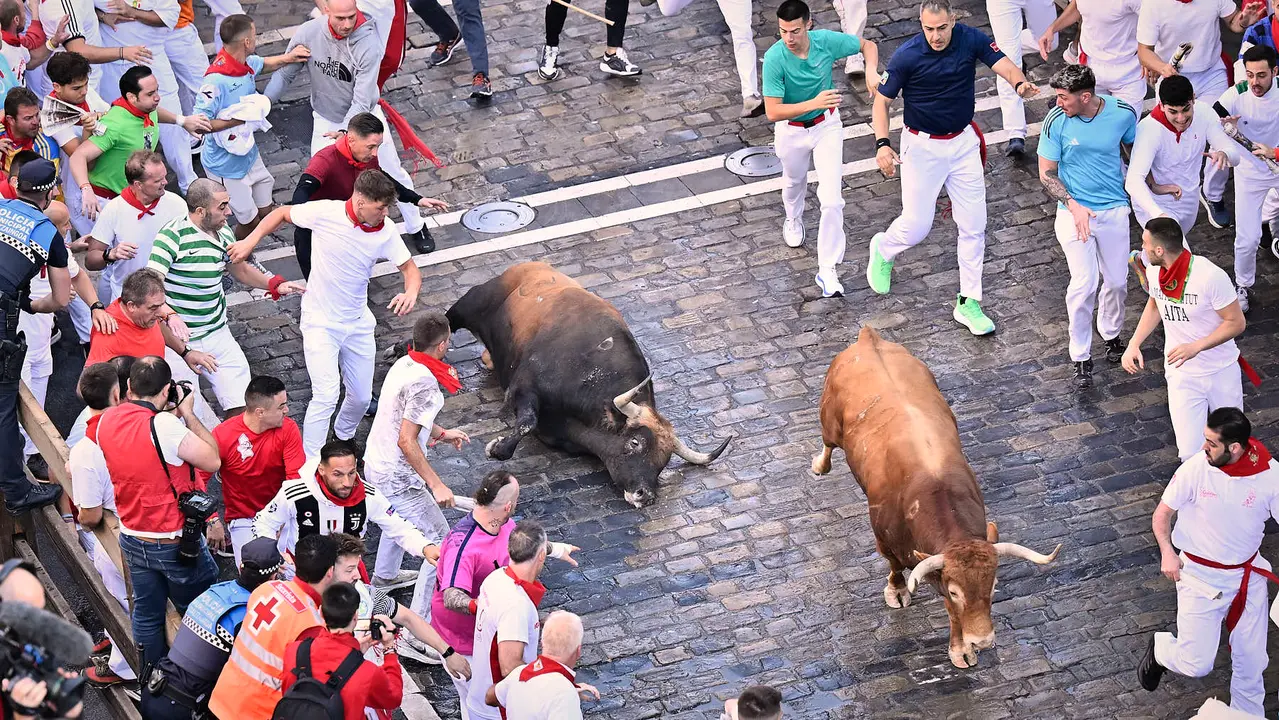 Tercer encierro de San Fermín 2025 con toros de Álvaro Núñez en el tramo de Telefónica. PABLO LASAOSA