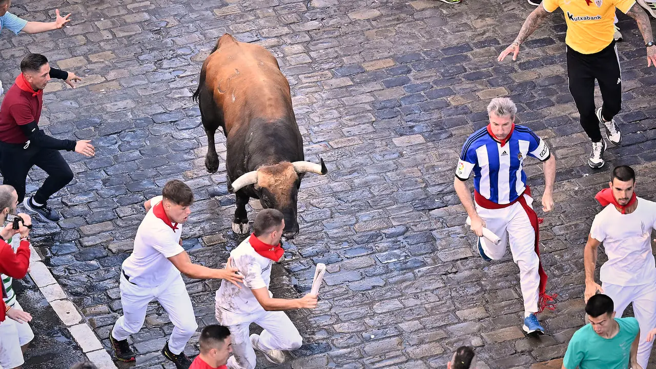 Tercer encierro de San Fermín 2025 con toros de Álvaro Núñez en el tramo de Telefónica. PABLO LASAOSA