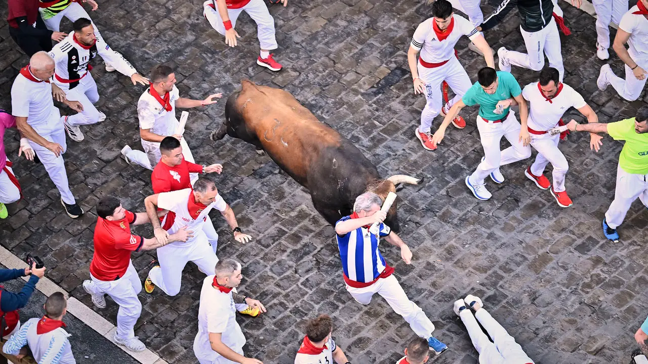 Tercer encierro de San Fermín 2025 con toros de Álvaro Núñez en el tramo de Telefónica. PABLO LASAOSA