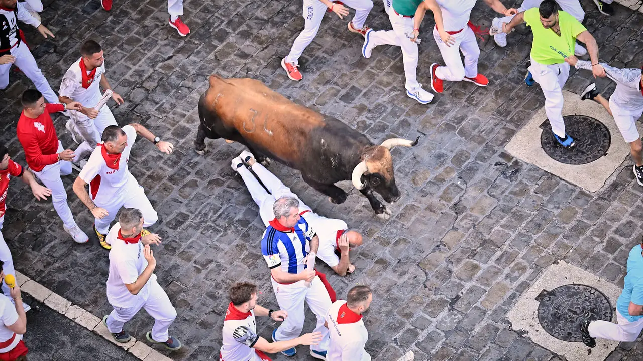 Tercer encierro de San Fermín 2025 con toros de Álvaro Núñez en el tramo de Telefónica. PABLO LASAOSA