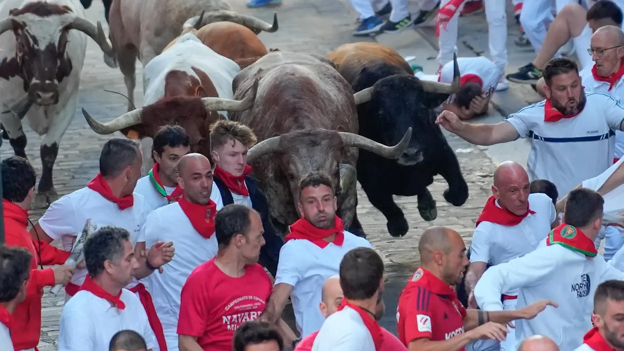 Tercer encierro de San Fermín 2025 el día 9 de julio con toros de Álvaro Núñez en la cuesta de Santo Domingo. EFE - AINHOA TEJERINA (2)