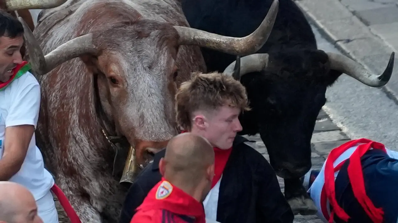 Tercer encierro de San Fermín 2025 el día 9 de julio con toros de Álvaro Núñez en la cuesta de Santo Domingo. EFE - AINHOA TEJERINA (3)