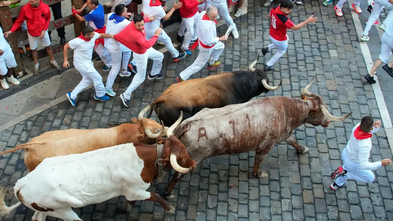 Tercer encierro de San Fermín 2025 el día 9 de julio con toros de Álvaro Núñez en la plaza del Ayuntamiento. EFE - AINHOA TEJERINA (2)