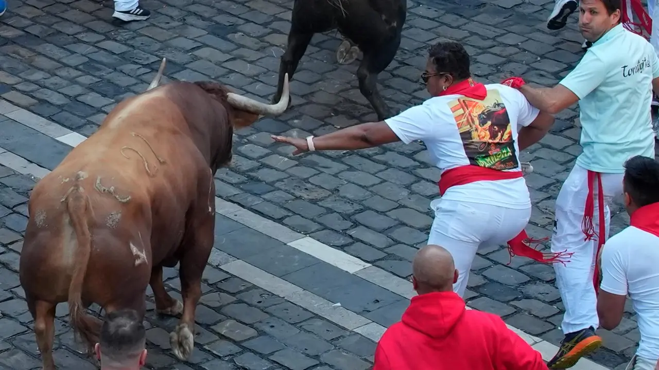 Tercer encierro de San Fermín 2025 el día 9 de julio con toros de Álvaro Núñez en la plaza del Ayuntamiento. EFE - AINHOA TEJERINA (3)