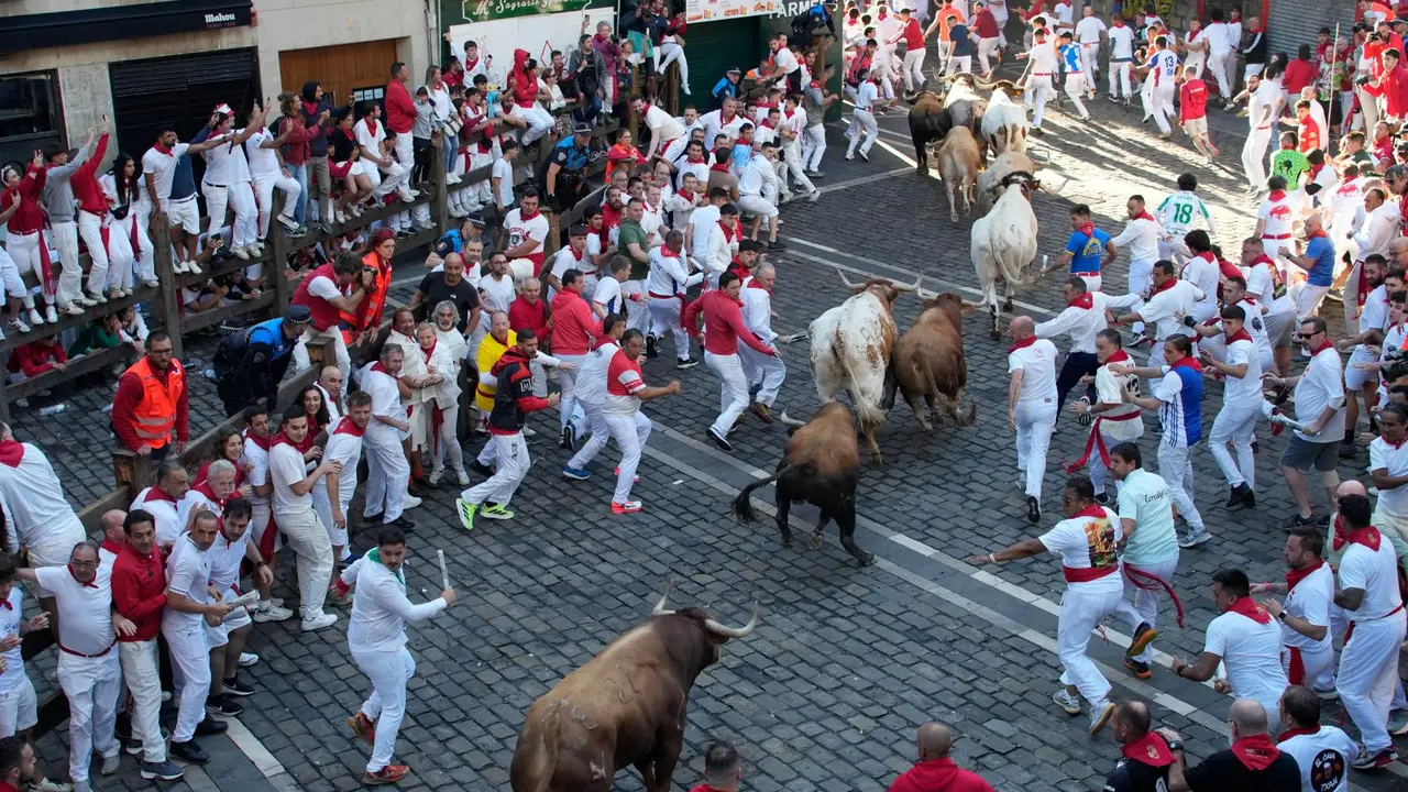 Tercer encierro de San Fermín 2025 el día 9 de julio con toros de Álvaro Núñez en la plaza del Ayuntamiento. EFE - AINHOA TEJERINA (1)