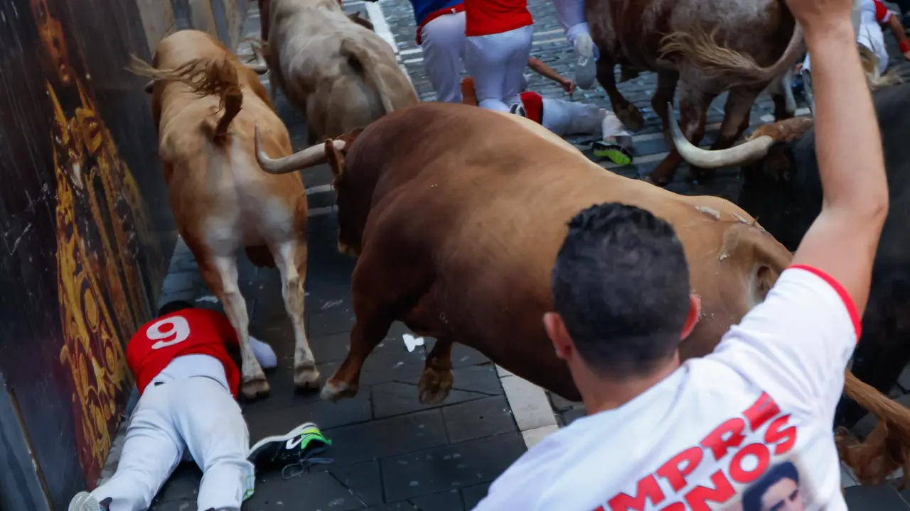Tercer encierro de San Fermín 2025 el día 9 de julio con toros de Álvaro Núñez en la curva de Mercaderes. EFE - JESÚS DIGES (1)