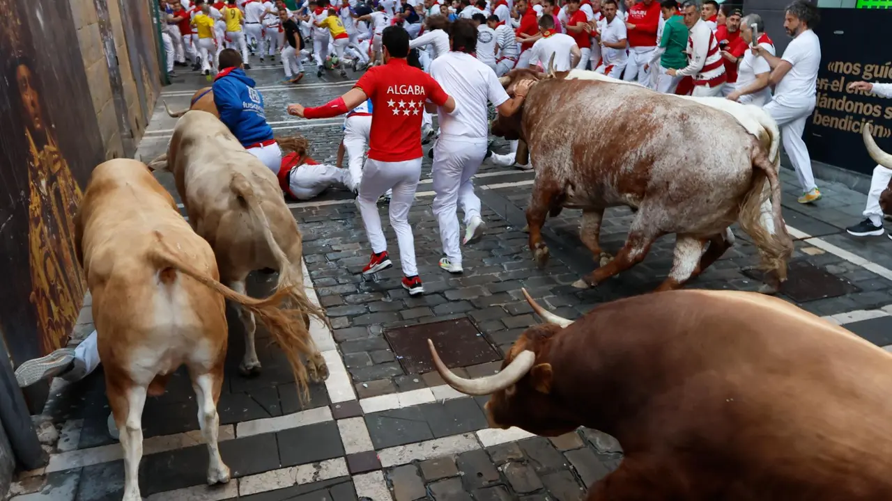 Tercer encierro de San Fermín 2025 el día 9 de julio con toros de Álvaro Núñez en la curva de Mercaderes. EFE - JESÚS DIGES (2)